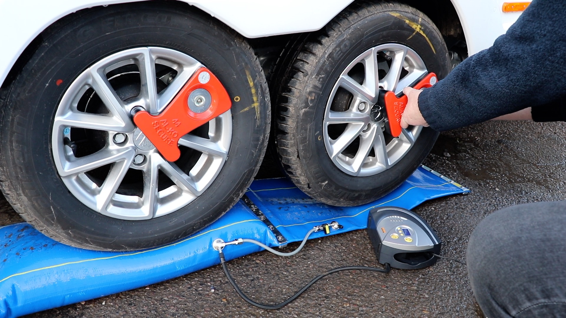 Video Fitting Axle Wheel Locks To A Twin Axle Caravan Caravan Guard