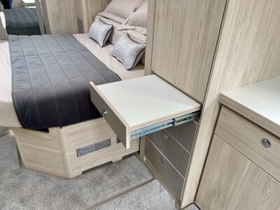 Elddis Crusader Mistral pull out ledge