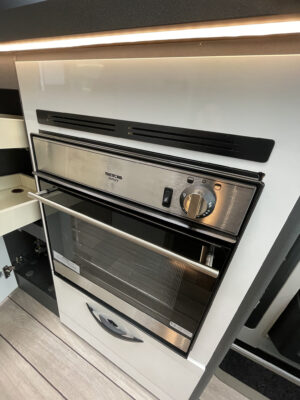 2025 McLouis Fusion 330 motorhome oven